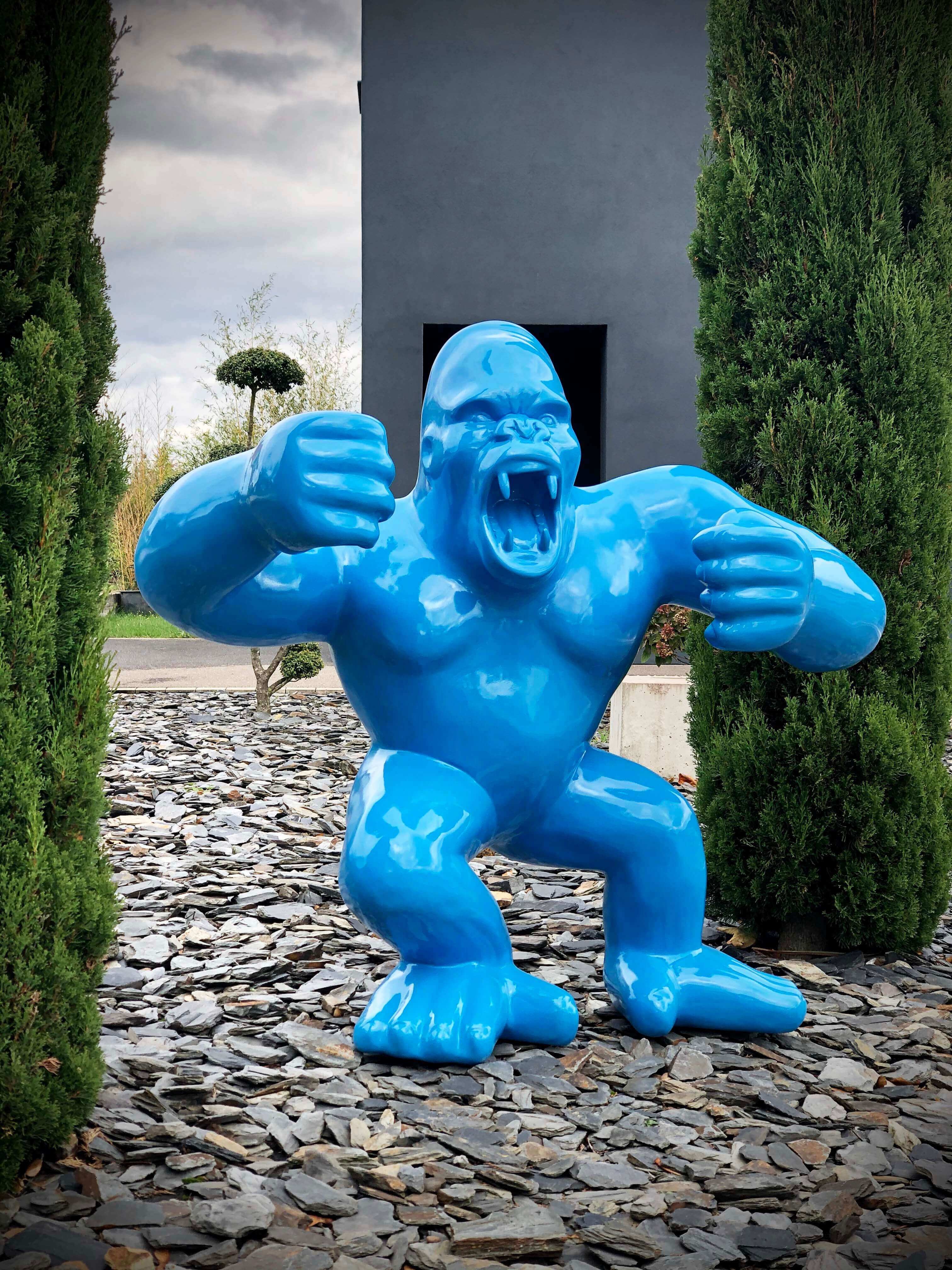 Kong, le gorille XXL furieux couleur bleu clair en résine